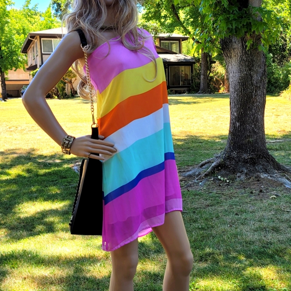 One sleeve dress or tunic ( Looks great with white pants! )